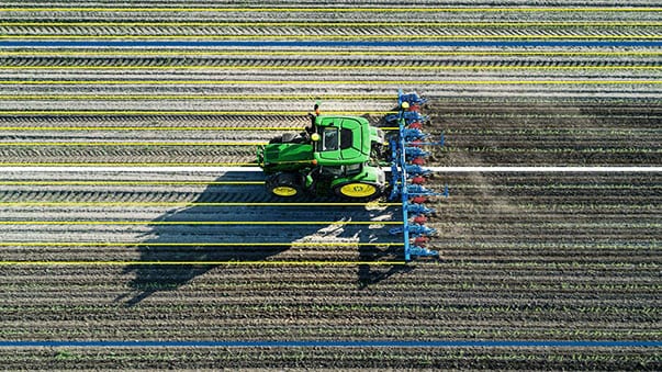 612R İlaçlama Makinesine tırmanan adam