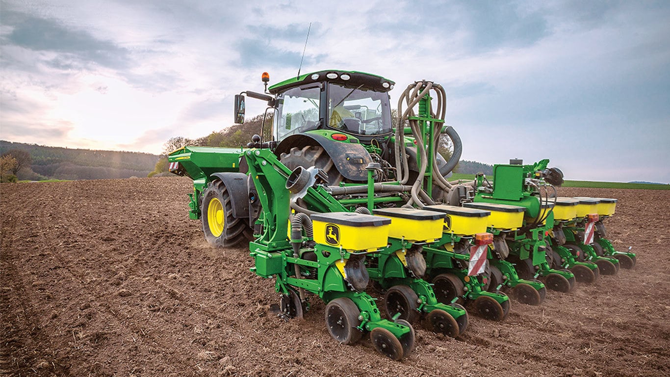 1725NT 8 sıralı mibzer &ccedil;eken John Deere 6R trakt&ouml;r