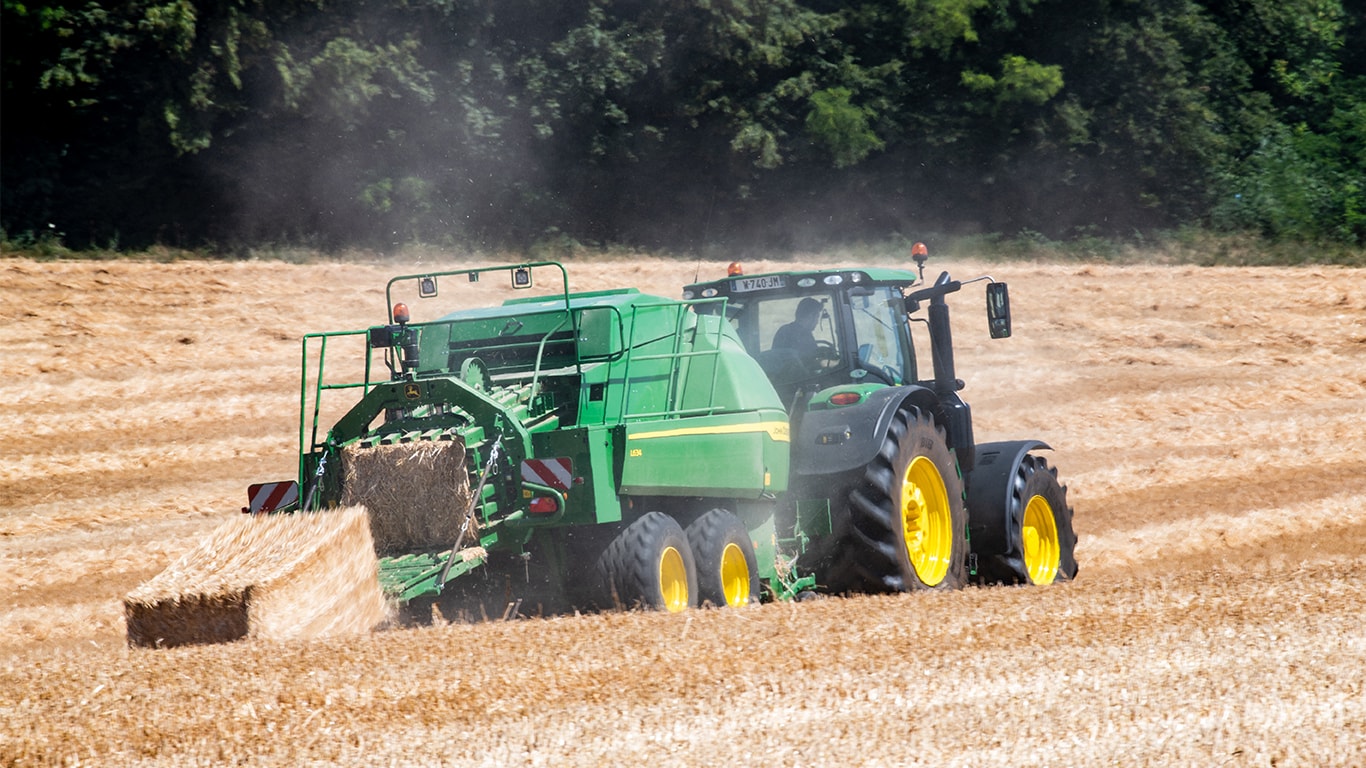 Saman içinde John Deere L634 Büyük Kare Balya Makinesi ile 6R traktör