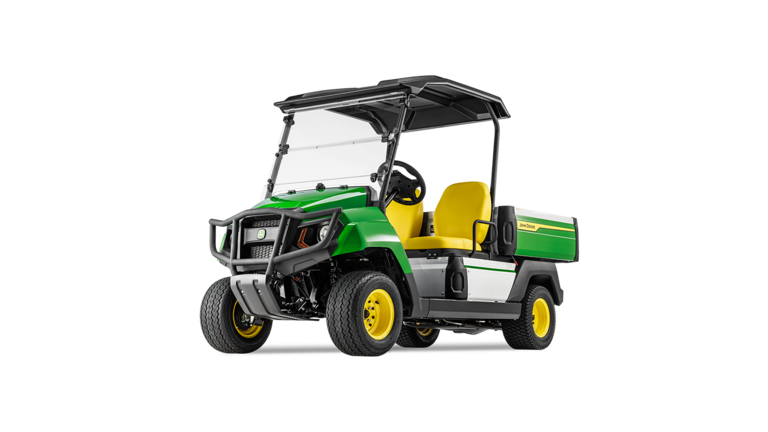 Sağlam tamponlu ve geniş kargo bölmesi olan bir John Deere Gator GS benzinli hizmet aracının önden üç çeyreğinin görünümü.