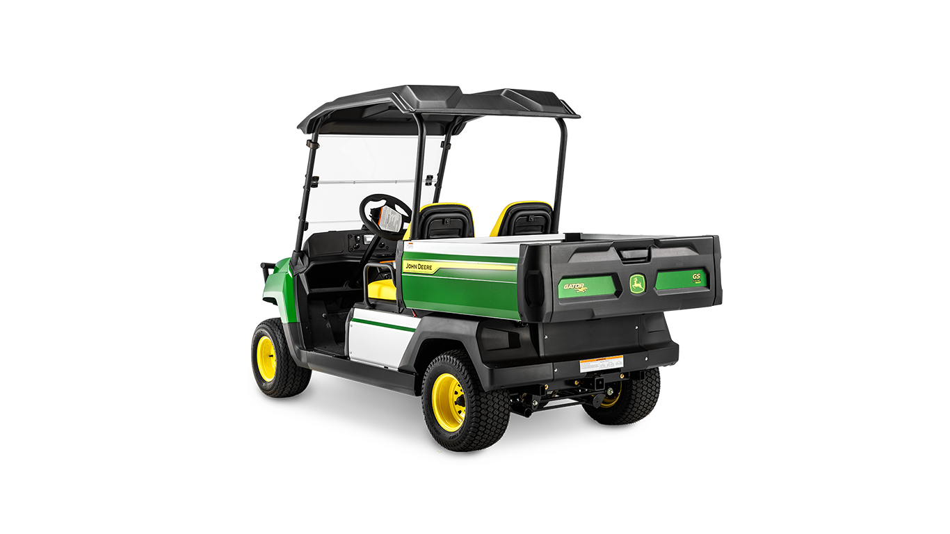 Kargo bölmesi ve siyah tavanın altında ikili koltuğu gösteren John Deere Gator GS elektrikli modelinin arkadan açılı görünümü.