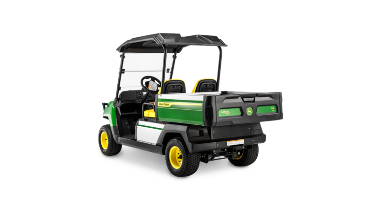 Kargo bölmesi ve siyah tavanın altında ikili koltuğu gösteren John Deere Gator GS elektrikli modelinin arkadan açılı görünümü.