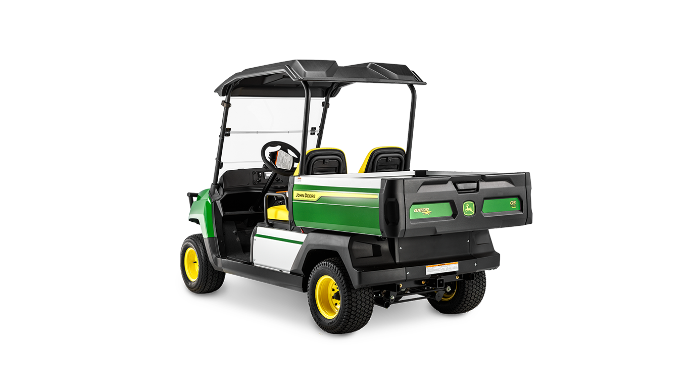 Kargo bölmesini, ikili koltuğu ve koruyucu tavanı gösteren bir John Deere Gator GS benzinli modelinin arkadan açılı görünümü.