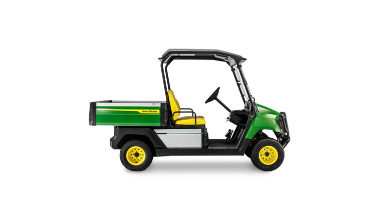 Yeşil gövdeli, sarı koltuklu ve beyaz arka plandaki siyah tavanı olan John Deere Gator GS elektrikli hizmet aracının yandan görünümü.