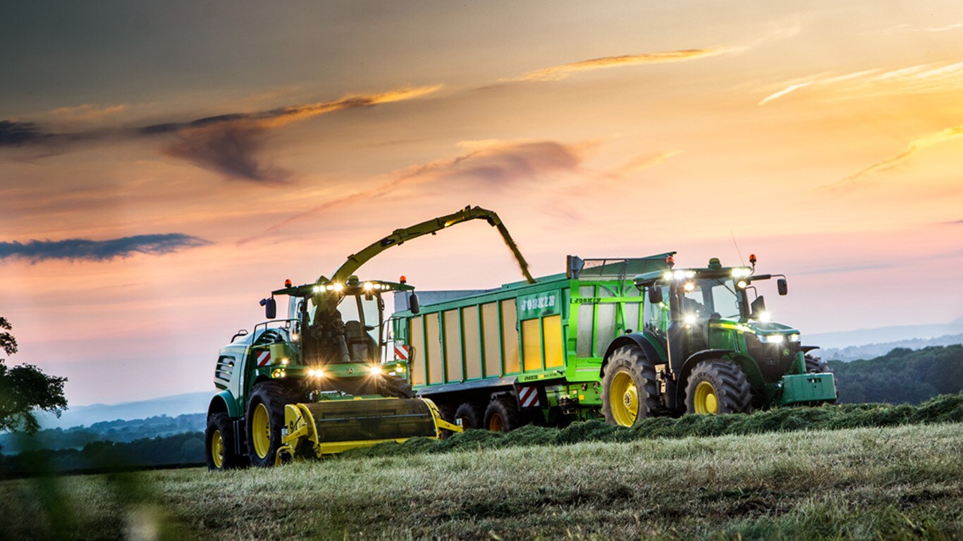 8400 8000 Serisi Kendi Yurur Silaj Makinasi John Deere Tr
