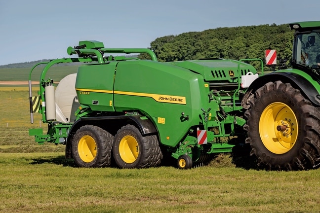 John Deere C442R sarıcı balya makinesi yüksek yoğunluklu silaj balyalama yapıyor